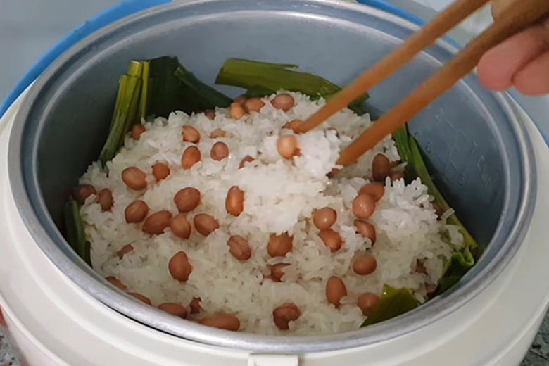 Cách nấu xôi gà ngon bằng nồi cơm điện khi nấu xong