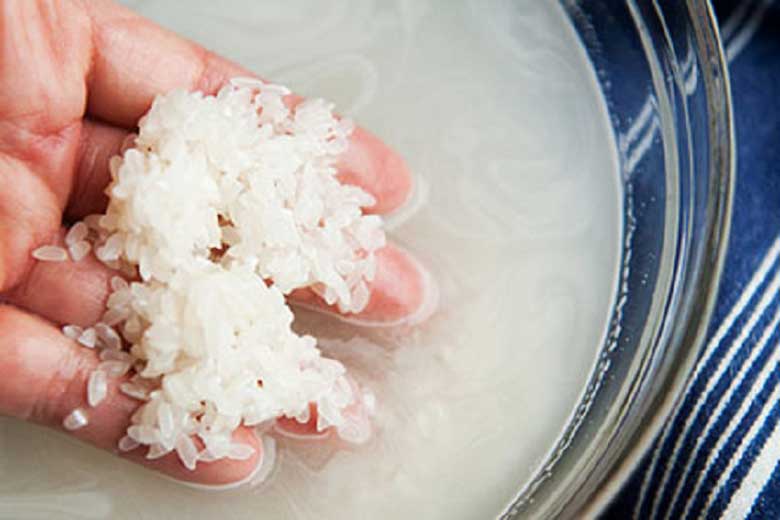 Nấu xôi lá dứa bằng nồi cơm điện vo gạo nếp