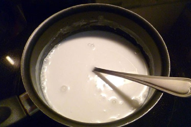 Cách nấu xôi lá dứa bằng nồi cơm điện khi tạo nước cột dừa