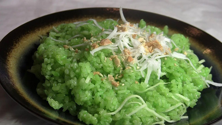 Thành phẩm cuối cùng khi bạn nấu xôi lá dứa bằng nồi cơm điện