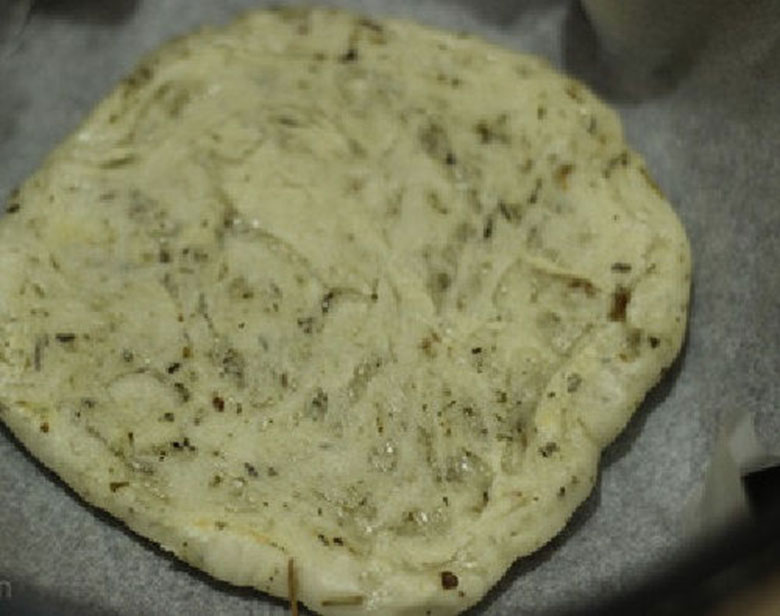 Cách làm pizza bằng nồi cơm điện khi tạo hình bánh