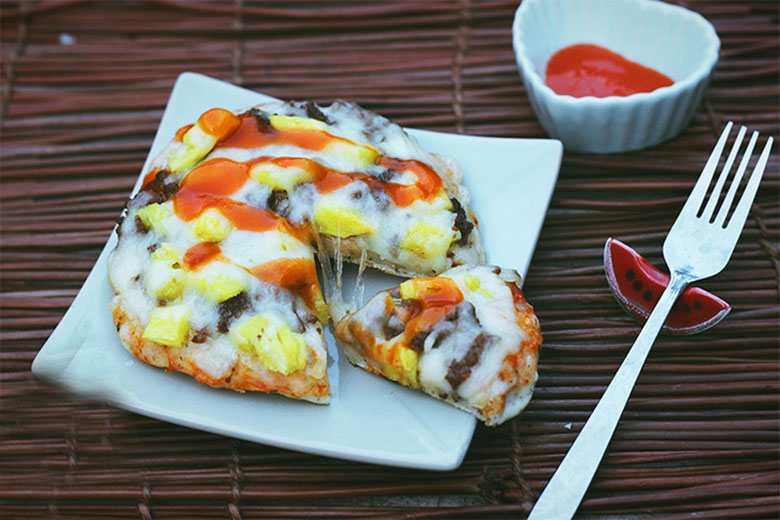 Cách làm pizza bằng nồi cơm điện xong bạn mang ra cùng mọi người thưởng thức