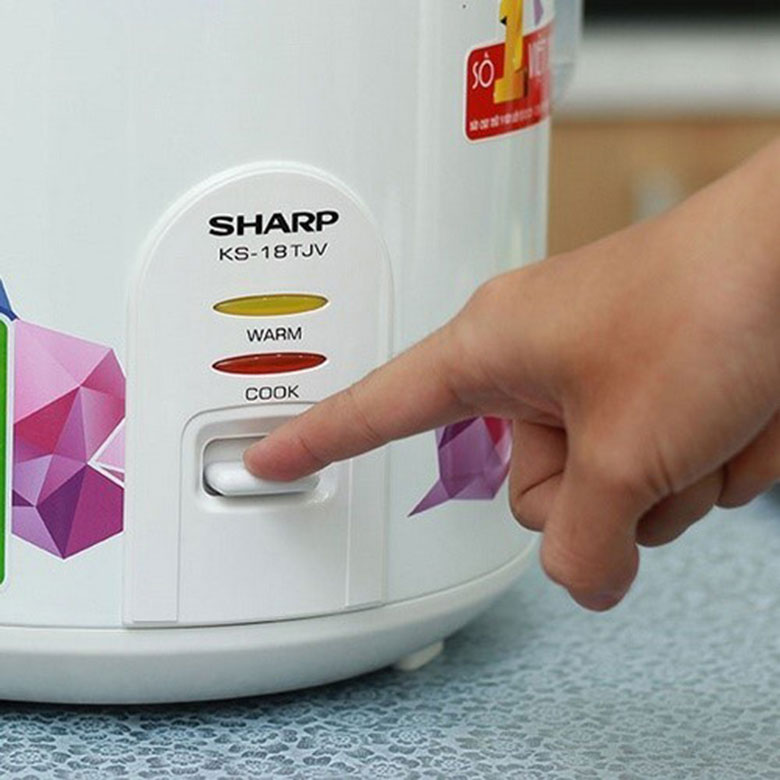 Cách nấu cơm tấm ngon bằng nồi cơm điện bắt đầu nấu gạo tấm