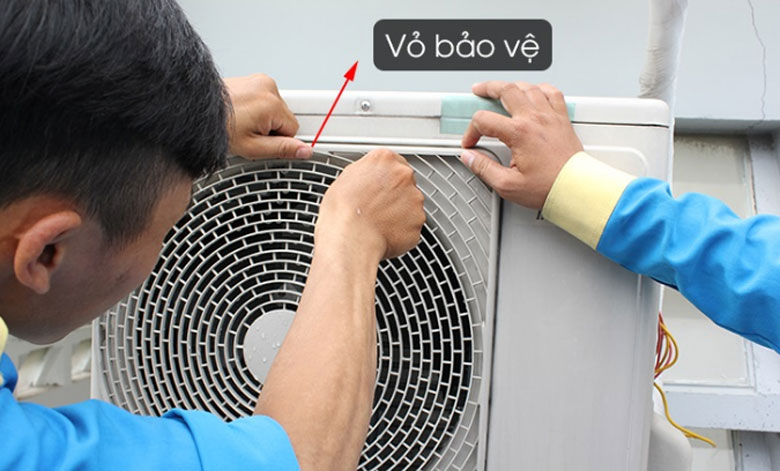 Cách vệ sinh cục nóng điều hòa: Vệ sinh lớp vỏ ngoài cục nóng