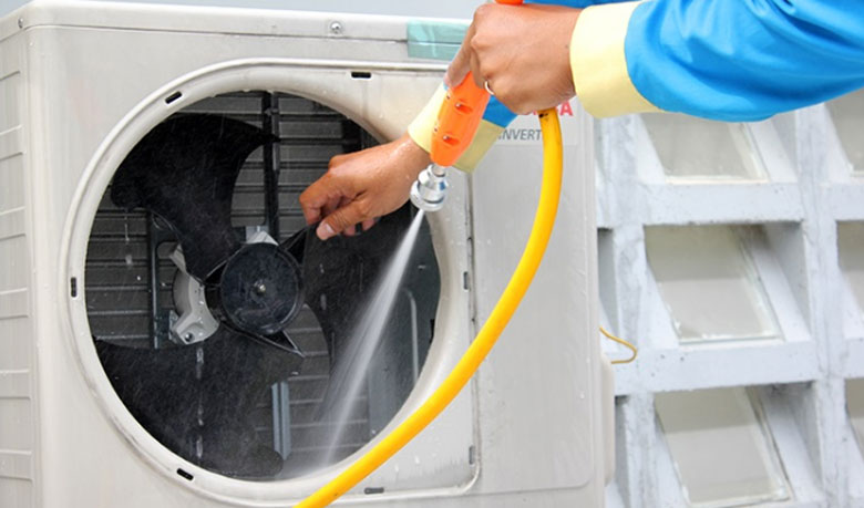 Cách vệ sinh cục nóng điều hòa: Làm sạch lớp trong cục nóng