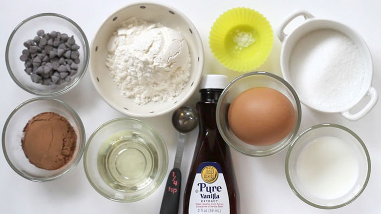 Cách làm bánh socola bằng lò vi sóng cần những nguyên liệu sau