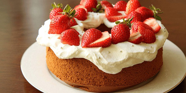 Hướng dẫn làm bánh kem bằng nồi cơm điện xong bạn các bắt đầu trang trí và thưởng thức