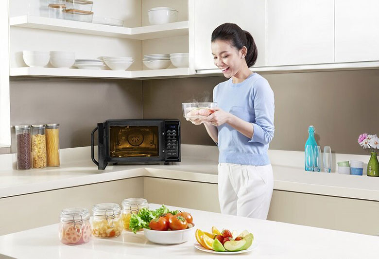 Lò vi sóng có tốn điện không? Nên sắp thực phẩm đúng cách