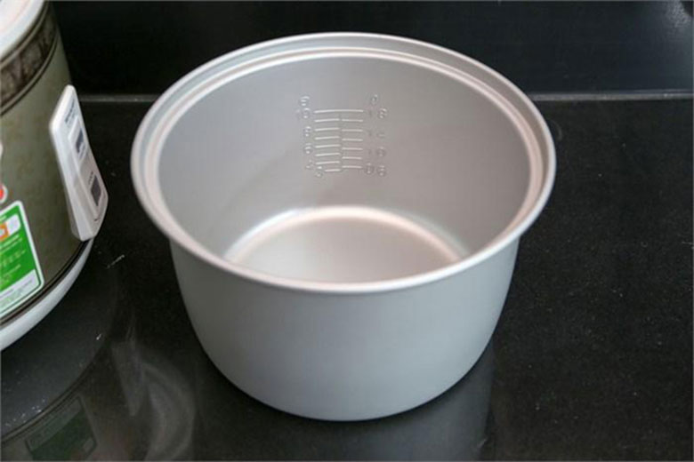 Nồi cơm điện không bật nấc nếu như lòng nồi móp méo