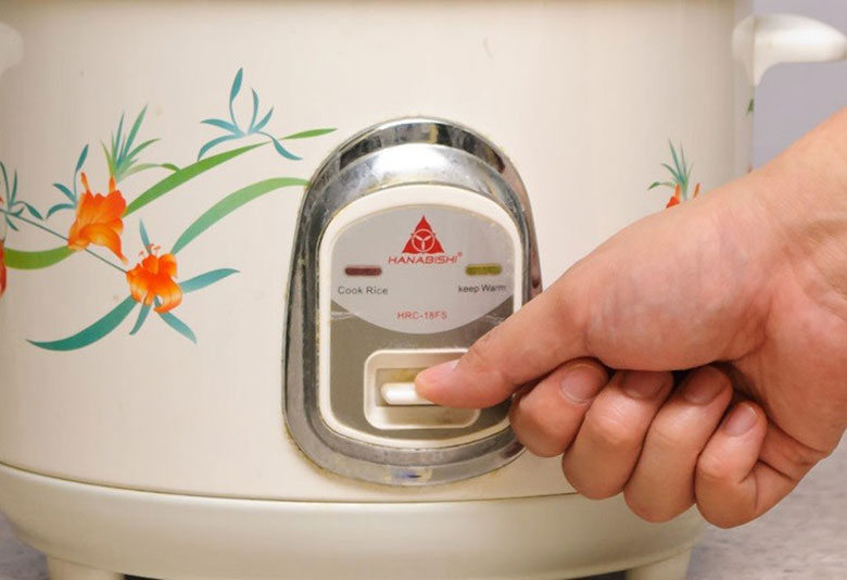 Nồi cơm điện không bật nấc cách khắc phục nhanh