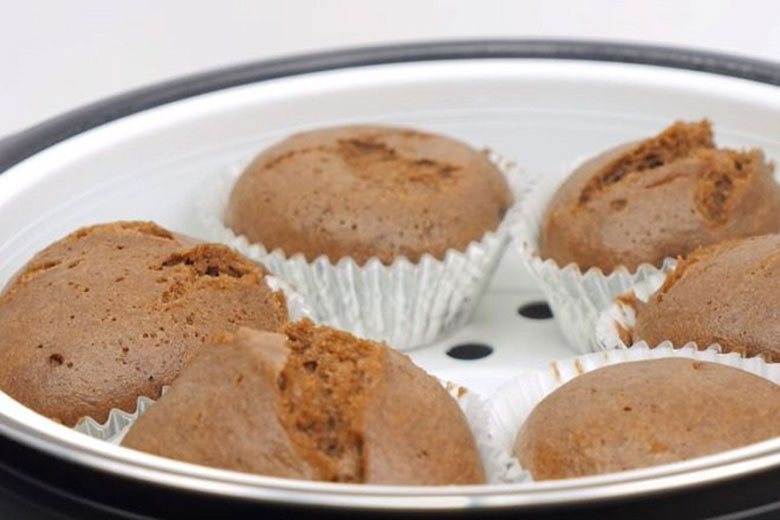 Làm cupcake bằng nồi cơm điện bắt đầu hấp