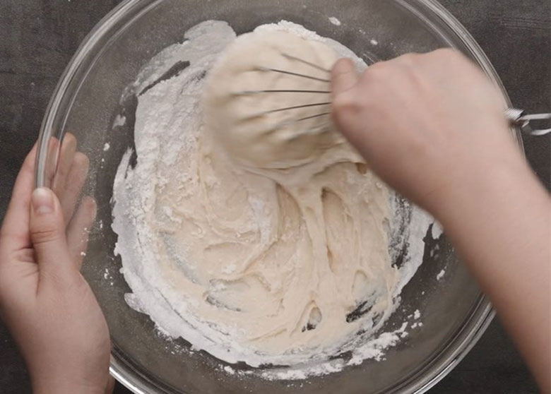 Cách làm bánh táo bằng nồi cơm điện cách trộn bột