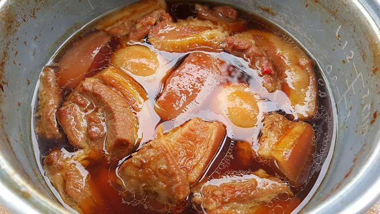 Kho thịt bằng nồi cơm điện nhanh mà không phải đứng chông