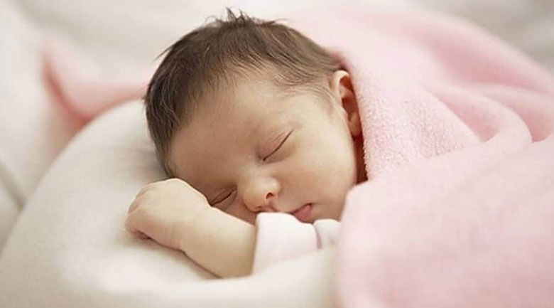 trẻ sơ sinh nằm điều hoà cần được giữ ẩm