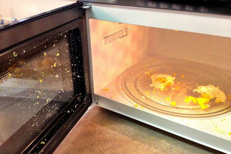 Lưu ý khi dùng lò vi sóng không hâm trứng chưa bóc vỏ