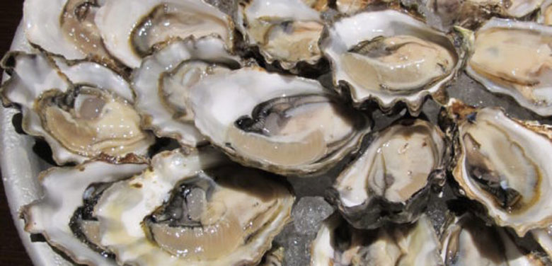 Hàu nướng phô mai bằng lò vi sóng trước tiên cần tách hàu