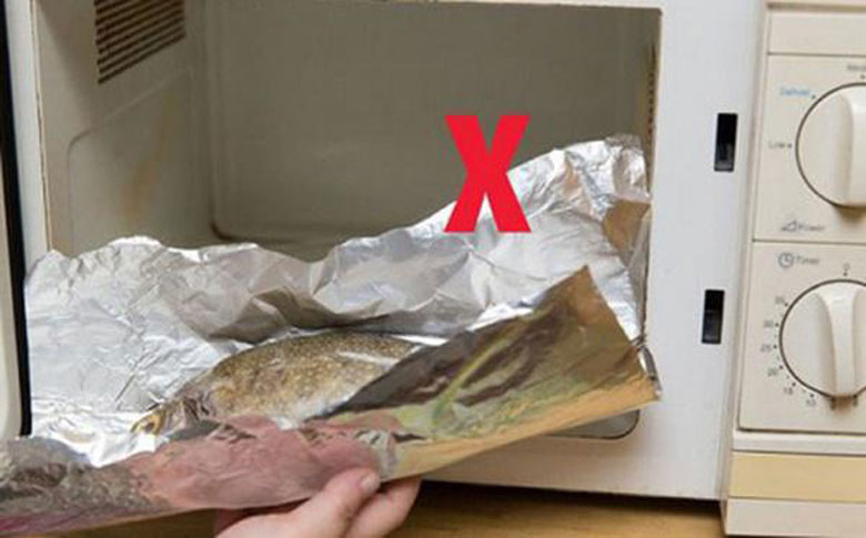 Không dùng giấy bạc bọc thức ăn khi cho vào lò vi sóng