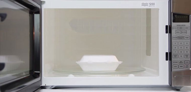 Không nên cho hộp xốp vào lò vi sóng