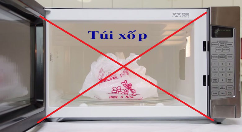 Không nên cho túi nilon vào lò vi sóng