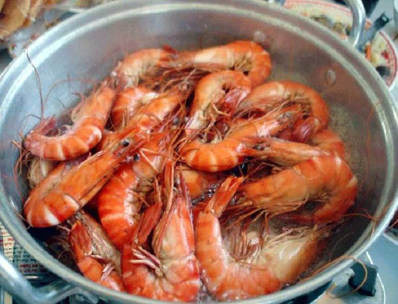 Sấy tôm khô bằng lò vi sóng trước tiên sơ chế tôm