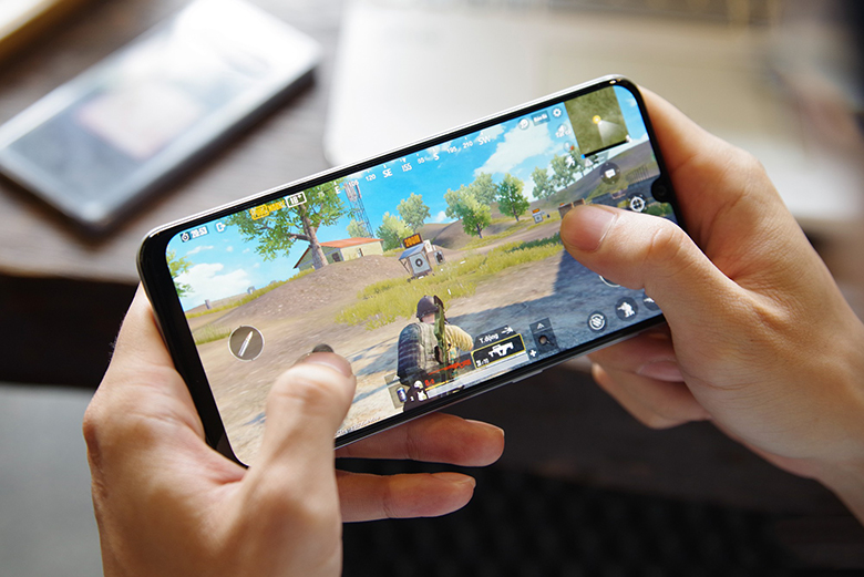 Lưu ý chọn mua điện thoại giá rẻ dưới 3 triệu: Màn hình điện thoại