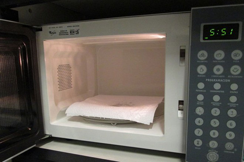 Làm bột trà xanh bằng lò vi sóng cần lưu ý như sau