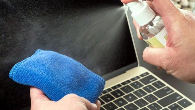 Cách vệ sinh màn hình laptop