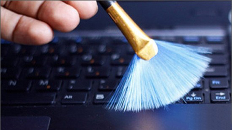 Cách vệ sinh laptop: cách làm sạch bàn phím laptop