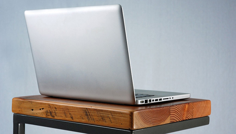 Cách vệ sinh laptop: Vệ sinh vỏ máy laptop