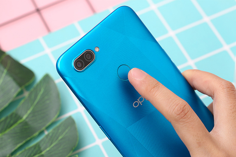 Điện thoại Oppo A12 được trang bị vân tay ở mặt đằng sau