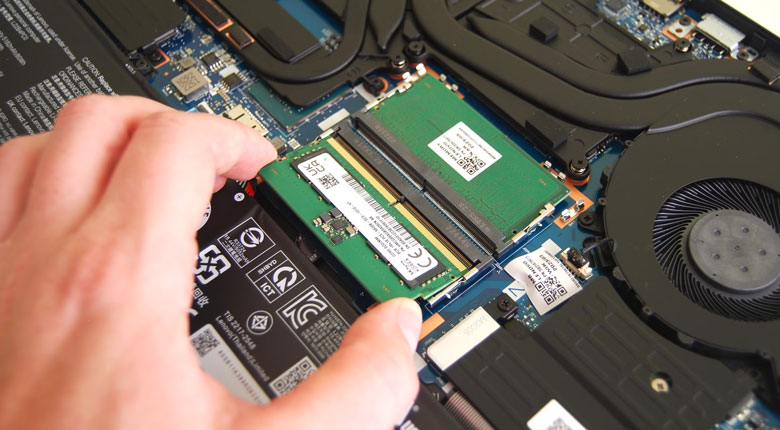 Laptop bị đen màn hình nhưng vẫn chạy - Tháo và vệ sinh RAM