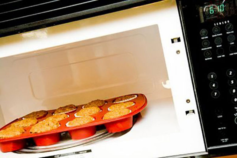 Nướng bánh cupcake bằng lò vi sóng đơn giản và bạn nên điều chỉnh thời gian phù hợp