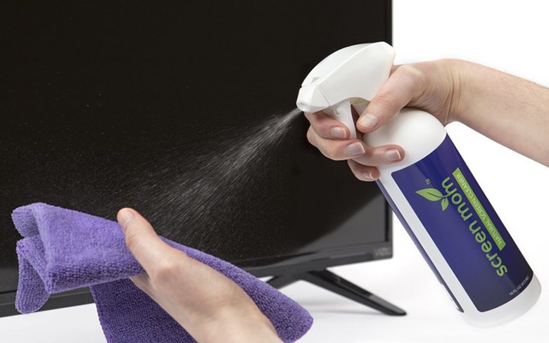 Lau màn hình laptop dùng dung dịch vệ sinh chuyên dùng