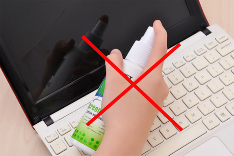 Không được xịt thẳng nước dung dịch vào màn hình laptop