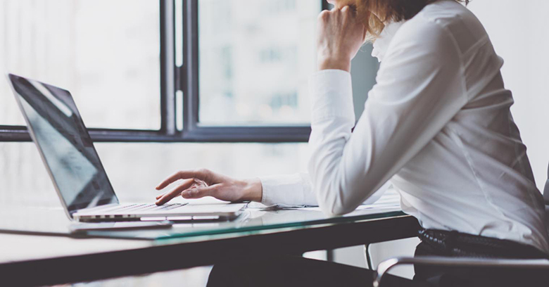 Sử dụng màn hình máy tính như nào đúng cách để ít bám bụi bẩn?