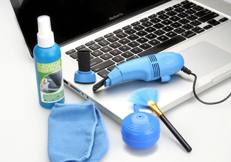 Vệ sinh bàn phím laptop bằng nước rửa chuyên dụng