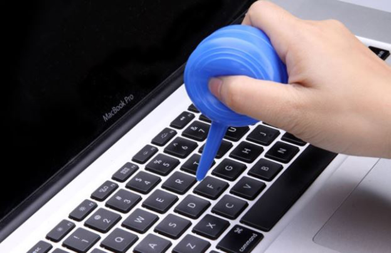 Cách vệ sinh bàn phím laptop dùng ống để thổi kẽ bàn phím