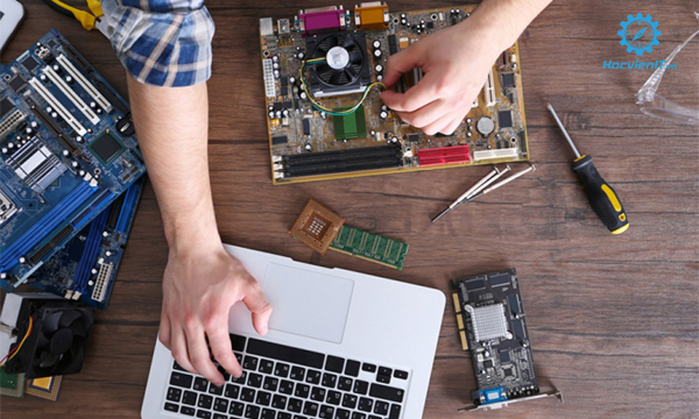 Cáp màn hình laptop bị lỏng nhờ đến các chuyên viên ký thuật