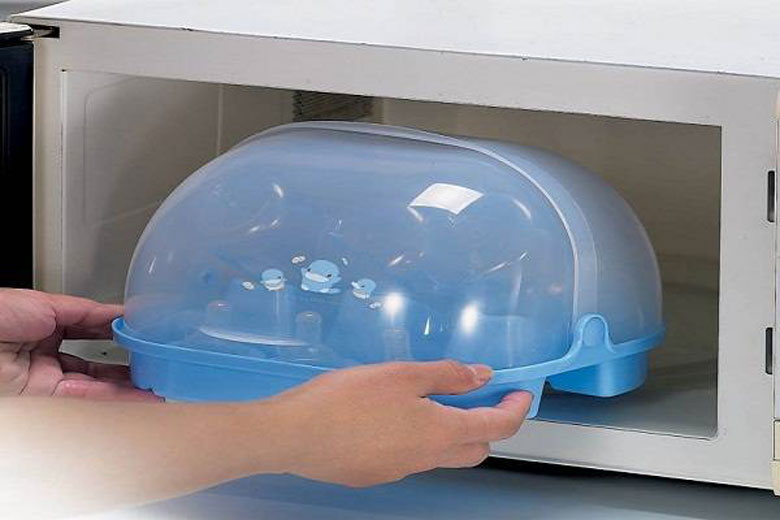 Cách tiệt trùng bình sữa bằng lò vi sóng tiếp tục cho bình sữa vào hộp có nắp