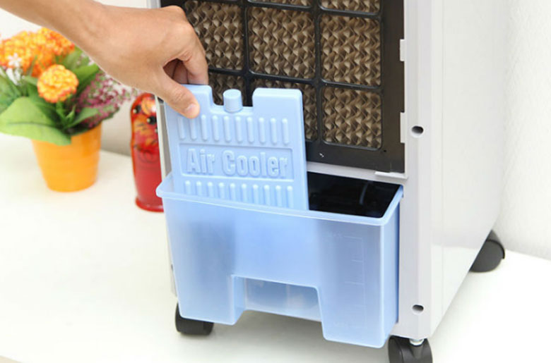 cách đổ nước vào quạt điều hòa sử dụng đá khô