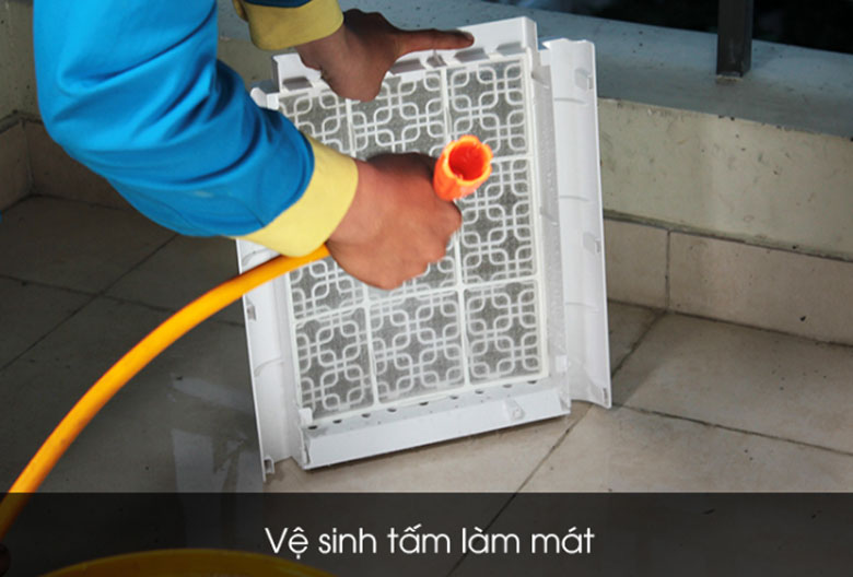 Cách vệ sinh quạt điều hòa: Rửa sạch tấm làm mát với nước