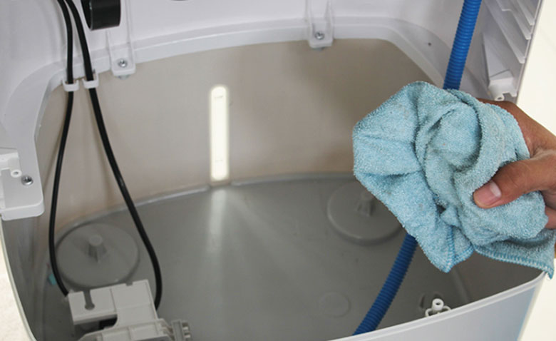 Cách vệ sinh quạt điều hòa: Vệ sinh bình chứa nước