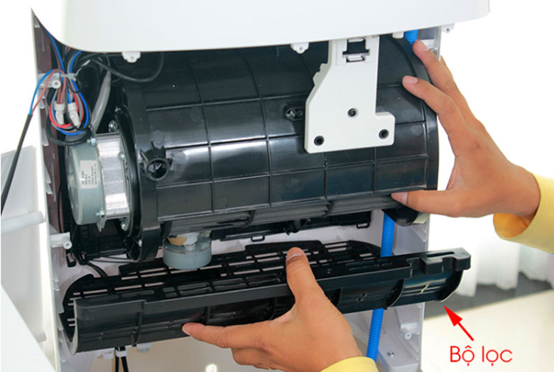 Cách vệ sinh quạt điều hòa: Vệ sinh tấm lọc không khí