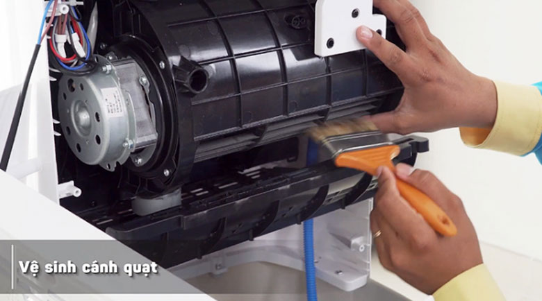 Cách vệ sinh quạt điều hòa: Vệ sinh lồng sóc