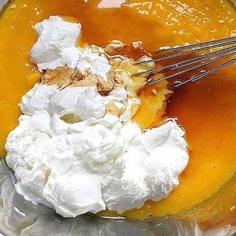 Kem xoài sữa chua bằng máy xay sinh tố trộn hỗn hợp