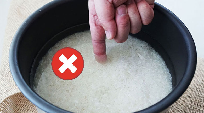 Nồi cơm điện tử Toshiba nấu cơm bị sống do đong sai tỷ lệ nước và gạo