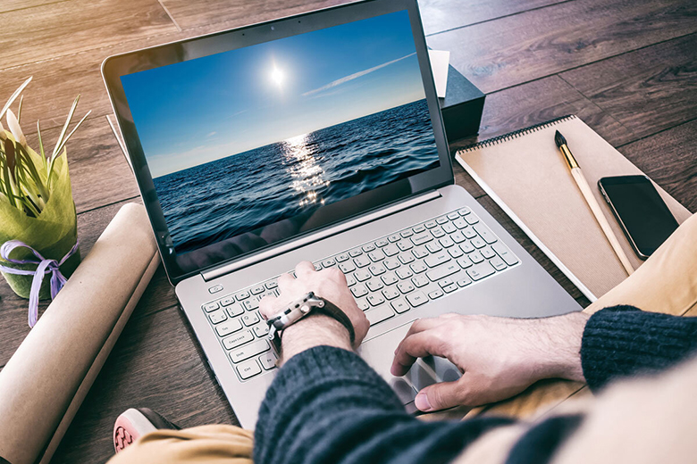 Cách tắt laptop và sử dụng hiệu quả: Không để vật nặng lên máy tính