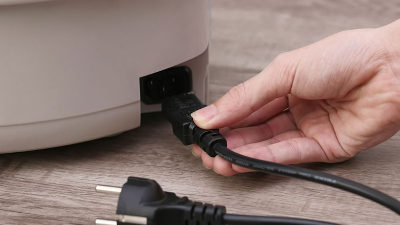 Nồi cơm điện không nóng do dây điện lỏng