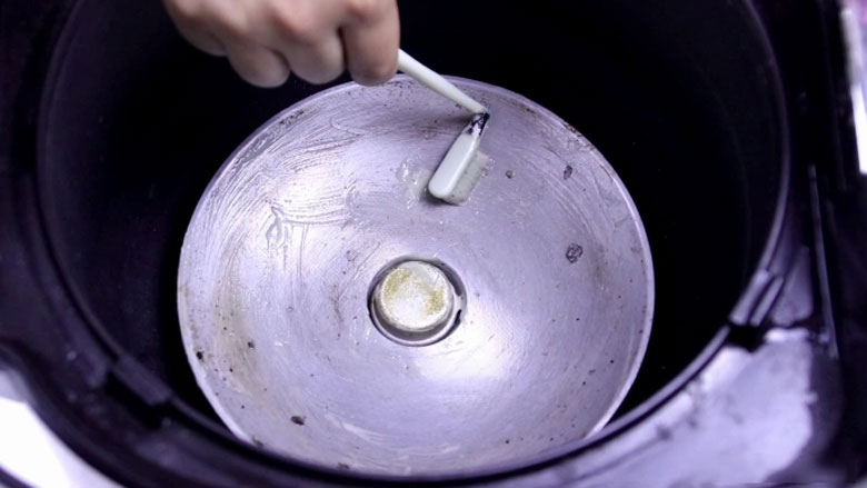 Cách sửa nồi cơm điện không nóng - Vệ sinh mâm nhiệt và cảm biến nhiệt