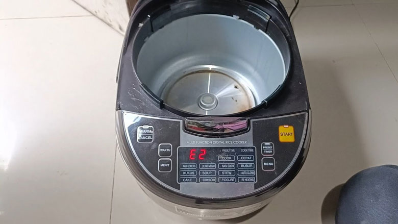 Nồi cơm điện không nóng - Do cảm biến nhiệt bị bẩn